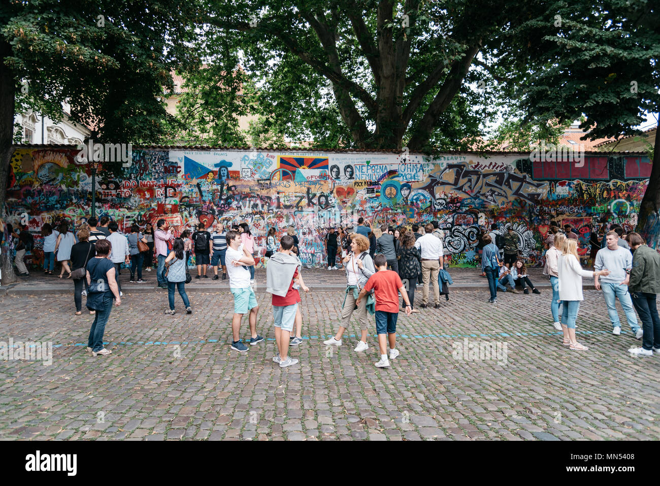 Praga, Repubblica Ceca - 19 agosto 2017: Il Muro di John Lennon a Praga con i turisti non identificato. Foto Stock