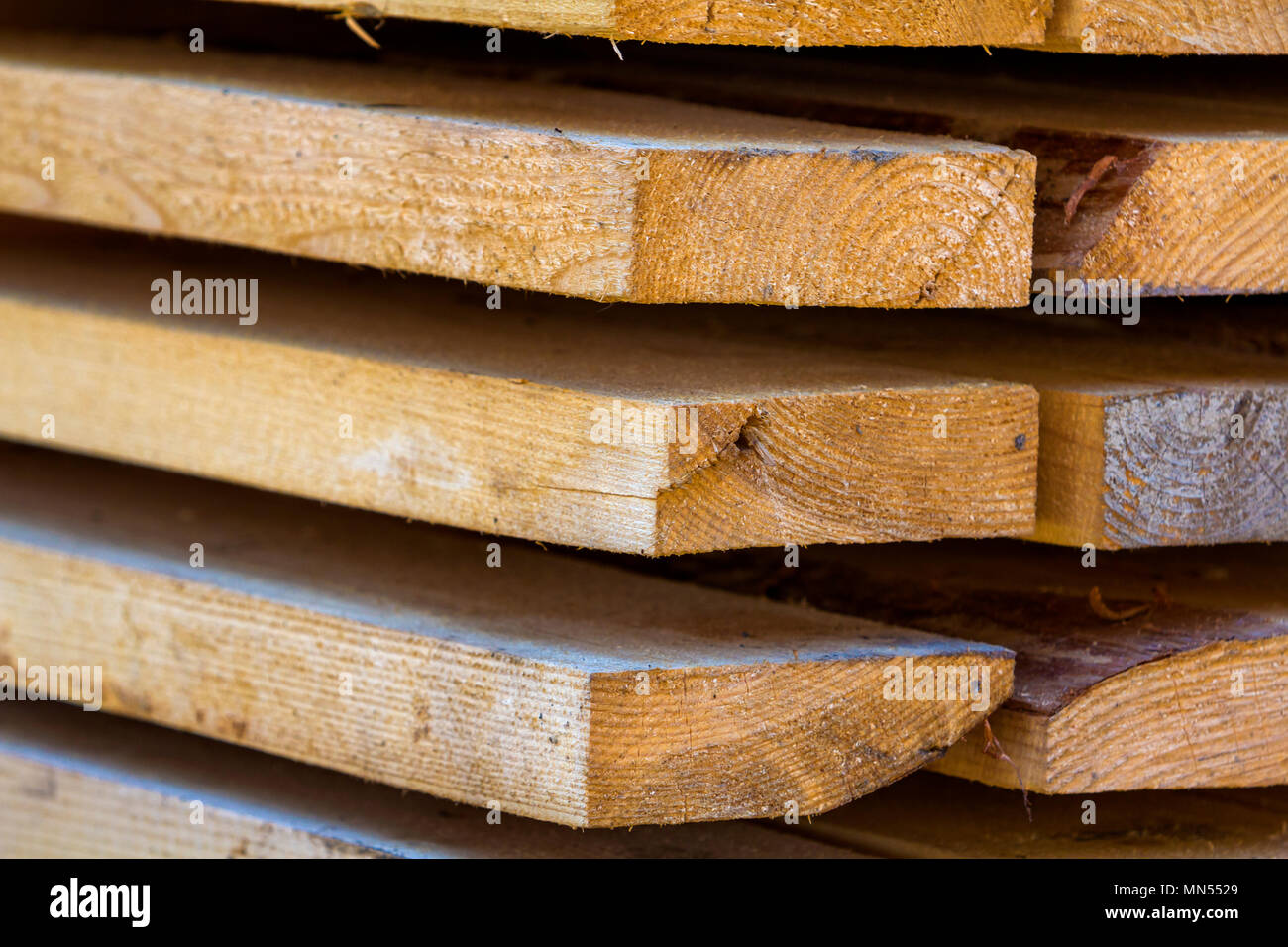 Close-up di ordinatamente impilate a pacco di marrone naturale ruvida di tavole di legno. Industriale di legname per falegnameria, costruzione, riparazione e mobili. Foto Stock