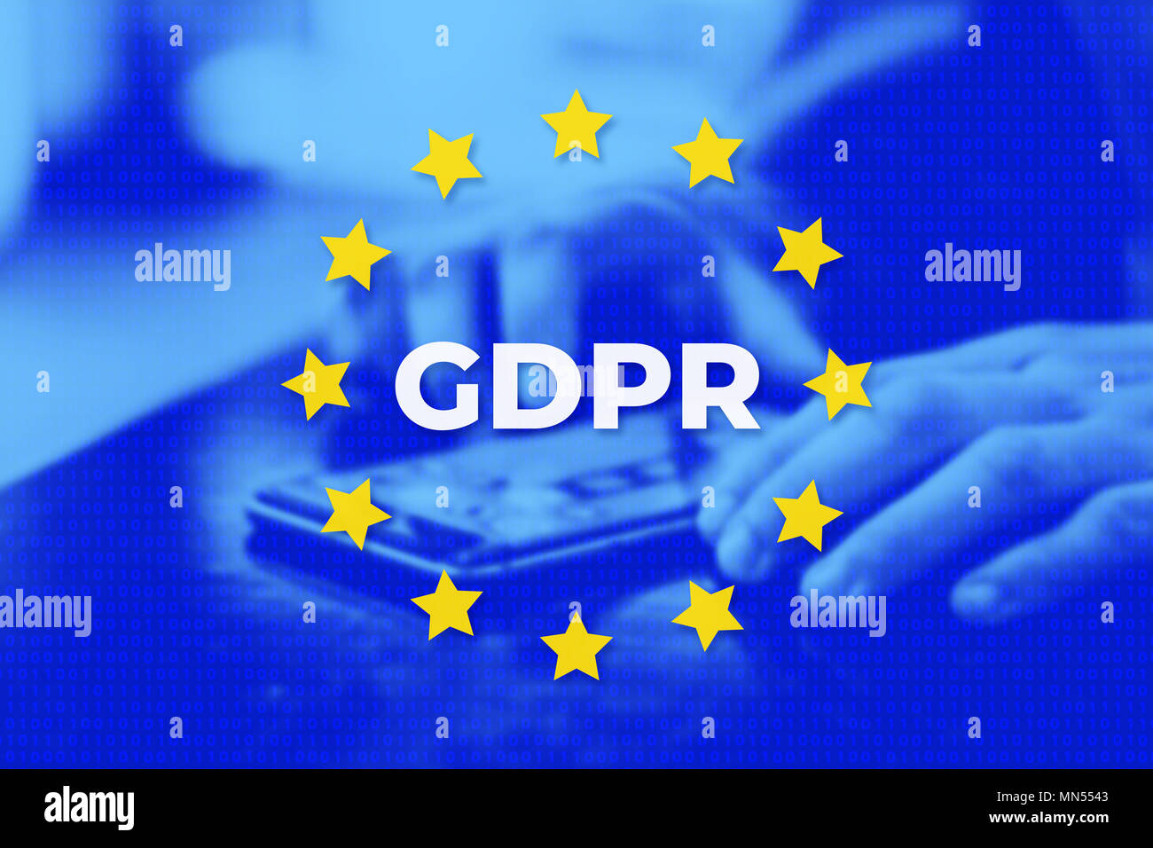 Il PILR - Dati generali Regolamento di protezione. Bandiera dell'UE con il blu dello sfondo della foto. Utente protegge i loro dati su un telefono cellulare Foto Stock