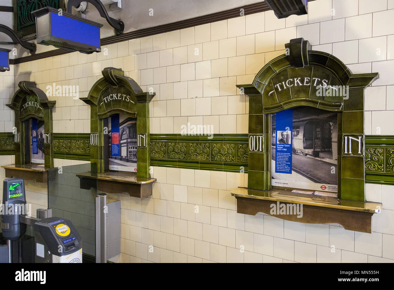 Biglietteria originale Leslie Green all'interno della stazione di Edgware Road, Chapel Street, Marylebone, Londra NW1, Inghilterra, REGNO UNITO Foto Stock