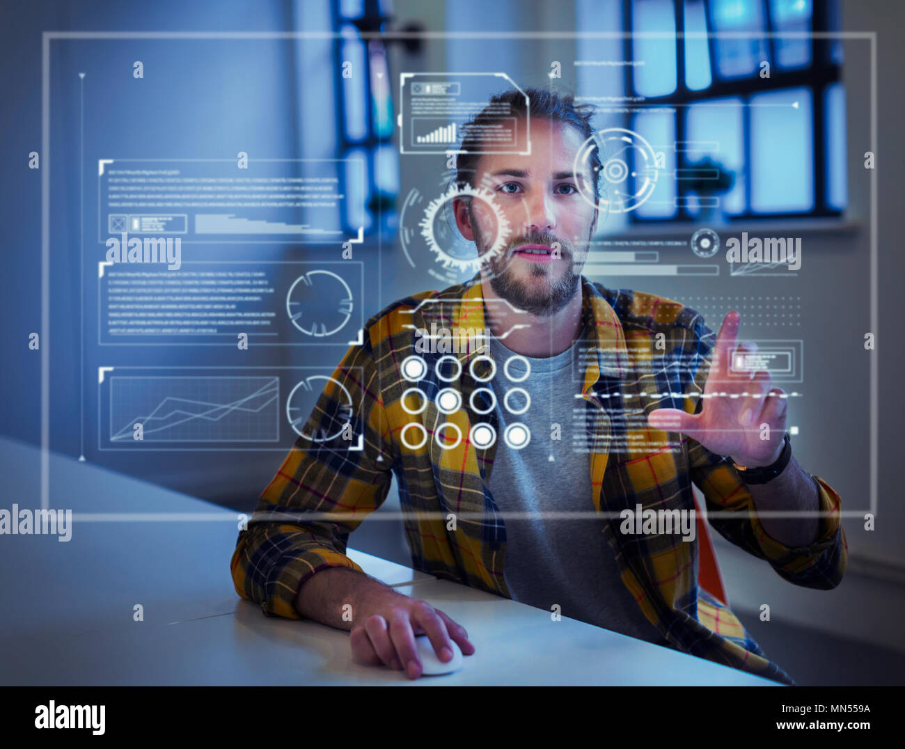 Imprenditore utilizzando futuristico computer ologramma Foto Stock