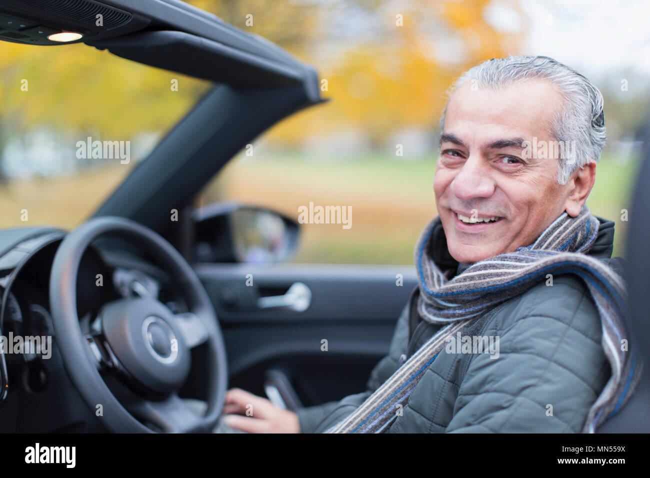Ritratto sorridente e fiducioso uomo senior nel convertibile Foto Stock