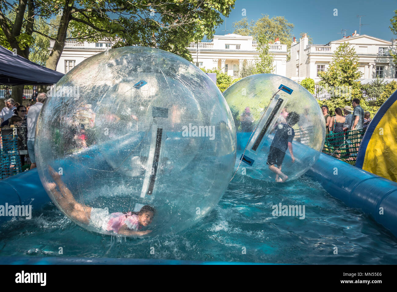 I bambini godono di fiera di attrazione di escursionisti di acqua su un lunedì festivo Foto Stock