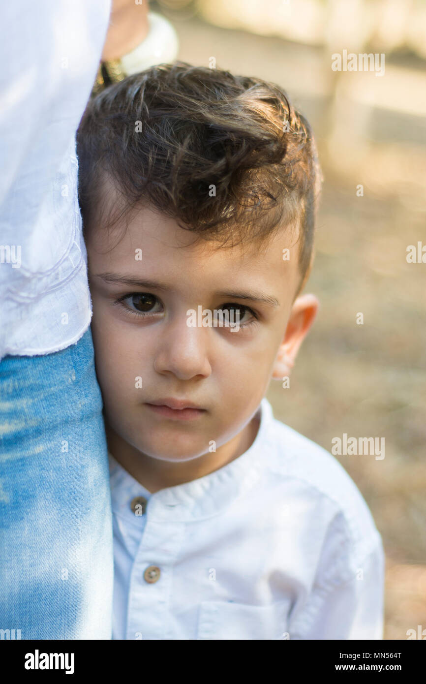 Little Boy in piedi accanto alla sua mamma Foto Stock