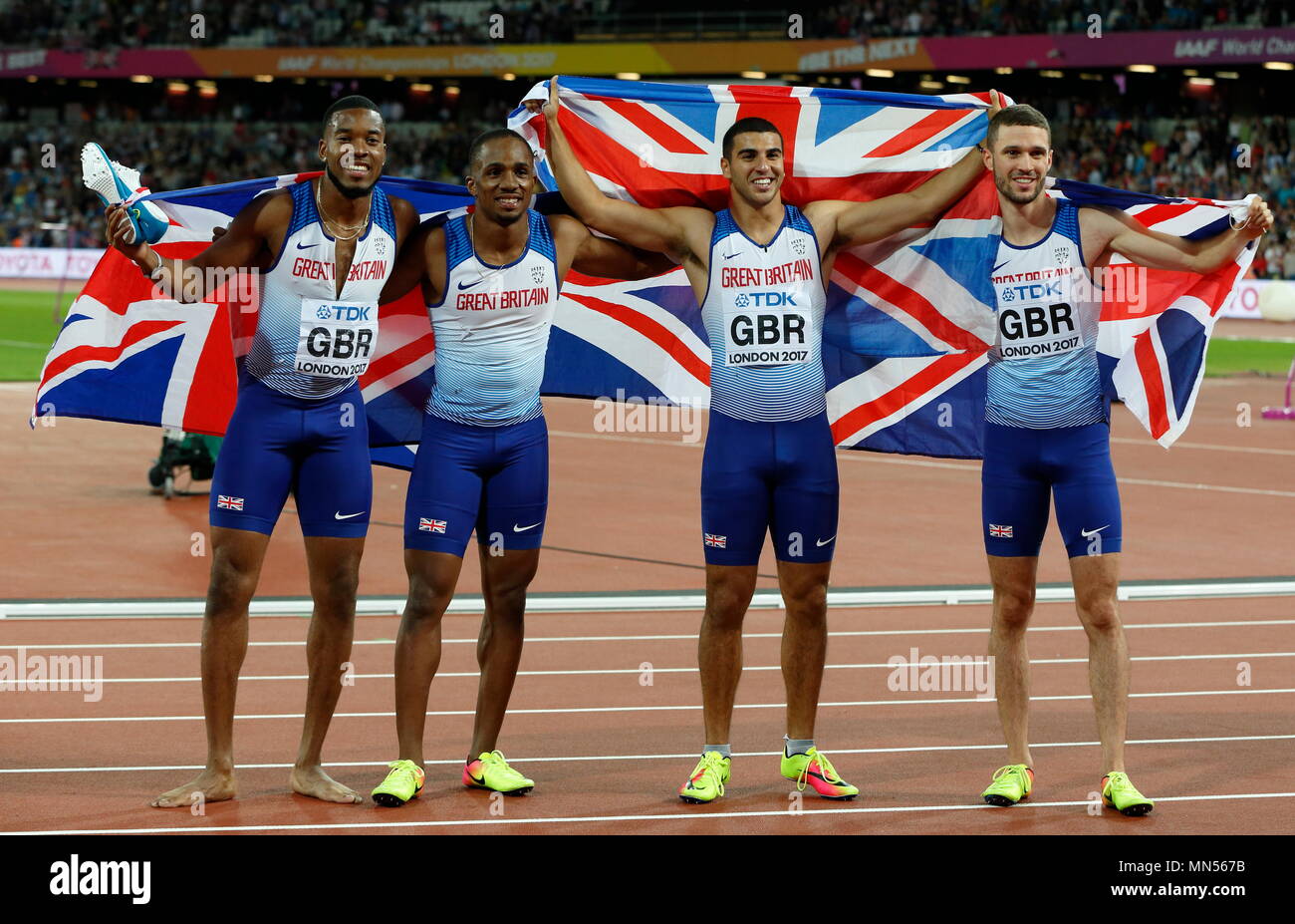 Londra, Inghilterra - 12 agosto: Chijindu Ujah, Adam Gemili, Daniel Talbot e Nethaneel Mitchell-Blake di Gran Bretagna celebrano vincere l'oro negli uomini 4x100 finale relè durante il giorno nove del XVI IAAF mondiale di atletica Londra 2017 presso il London Stadium il 12 agosto 2017 a Londra, Regno Unito. Foto Stock