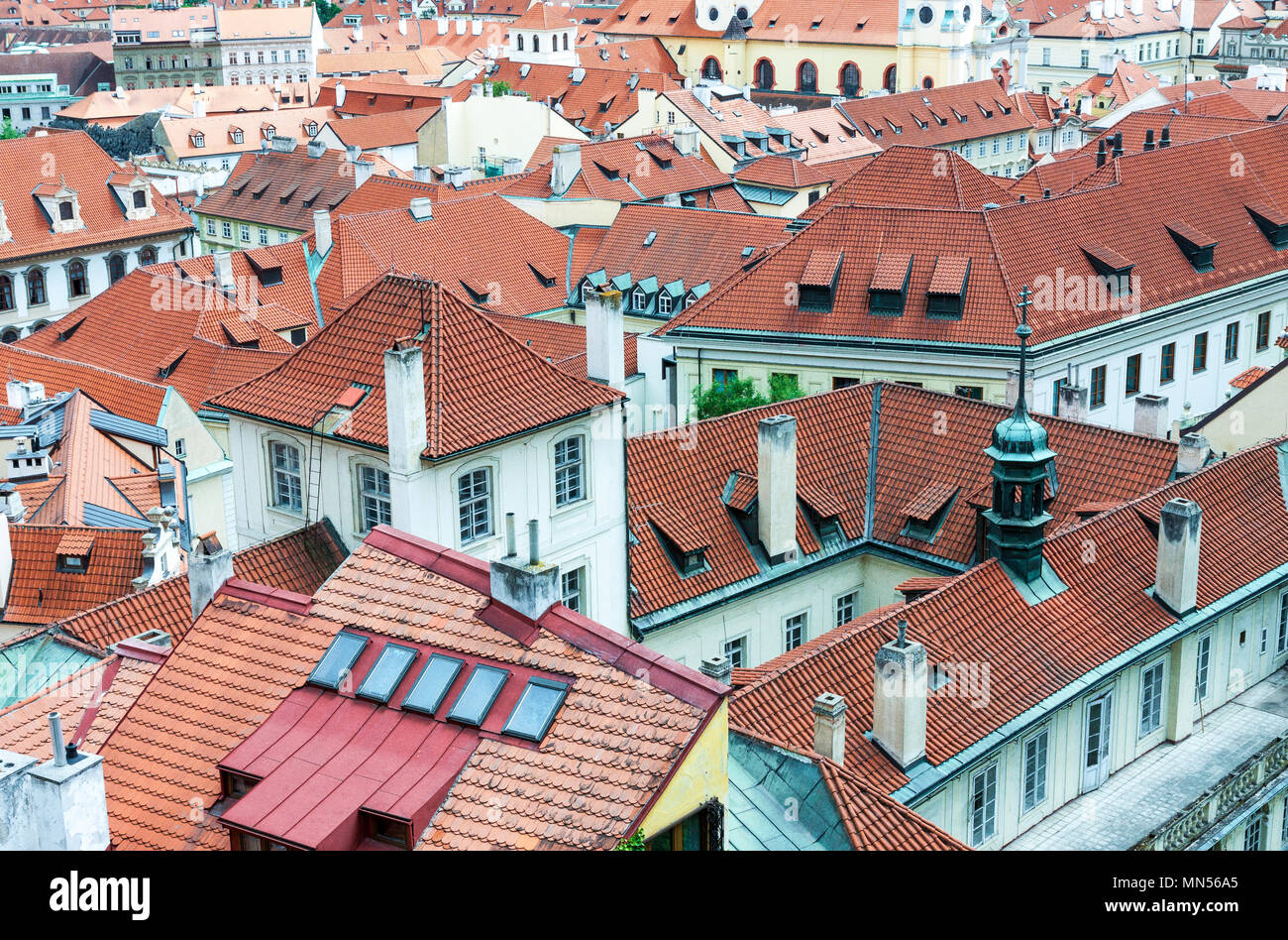 Tetti di tegole rosse della storica architettura edifici della città vecchia di Praga, Repubblica Ceca Foto Stock