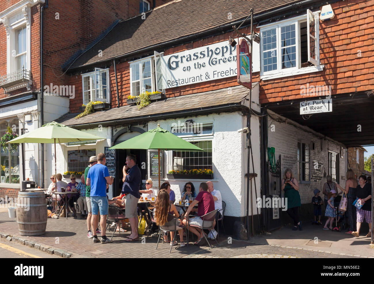 Il Grasshopper Inn sul verde, Westerham. Foto Stock