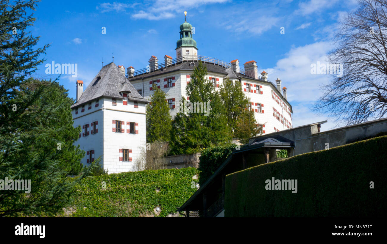 Schloss Ambras è un vecchio castello in Innsbruck si trova nella zona della città di Amras. Le sue radici risalgono fino al decimo secolo. Durante l esistenza del castello wa Foto Stock