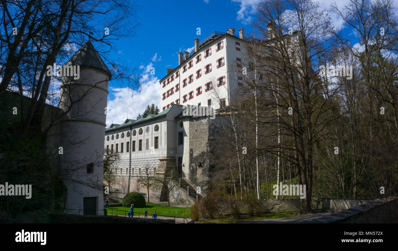 Schloss Ambras è un vecchio castello in Innsbruck si trova nella zona della città di Amras. Le sue radici risalgono fino al decimo secolo. Durante l esistenza del castello wa Foto Stock