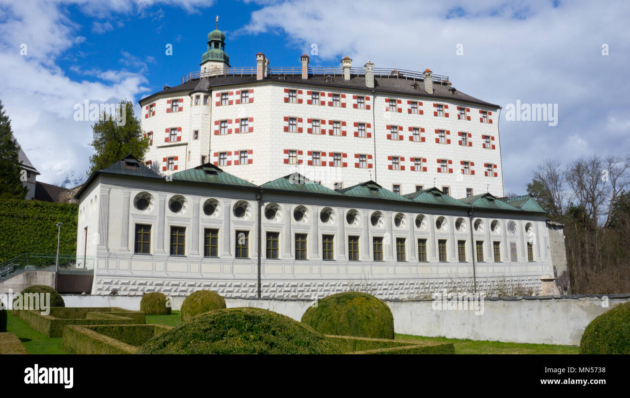 Schloss Ambras è un vecchio castello in Innsbruck si trova nella zona della città di Amras. Le sue radici risalgono fino al decimo secolo. Durante l esistenza del castello wa Foto Stock