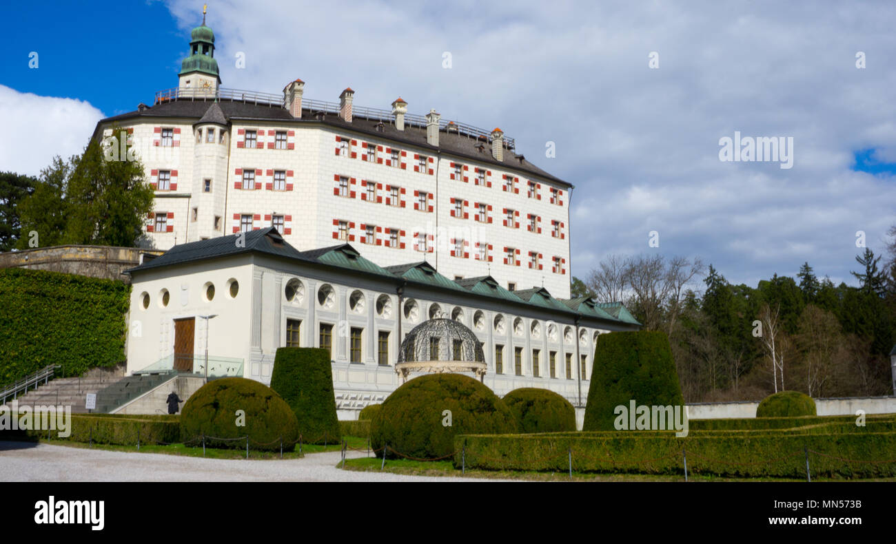Schloss Ambras è un vecchio castello in Innsbruck si trova nella zona della città di Amras. Le sue radici risalgono fino al decimo secolo. Durante l esistenza del castello wa Foto Stock