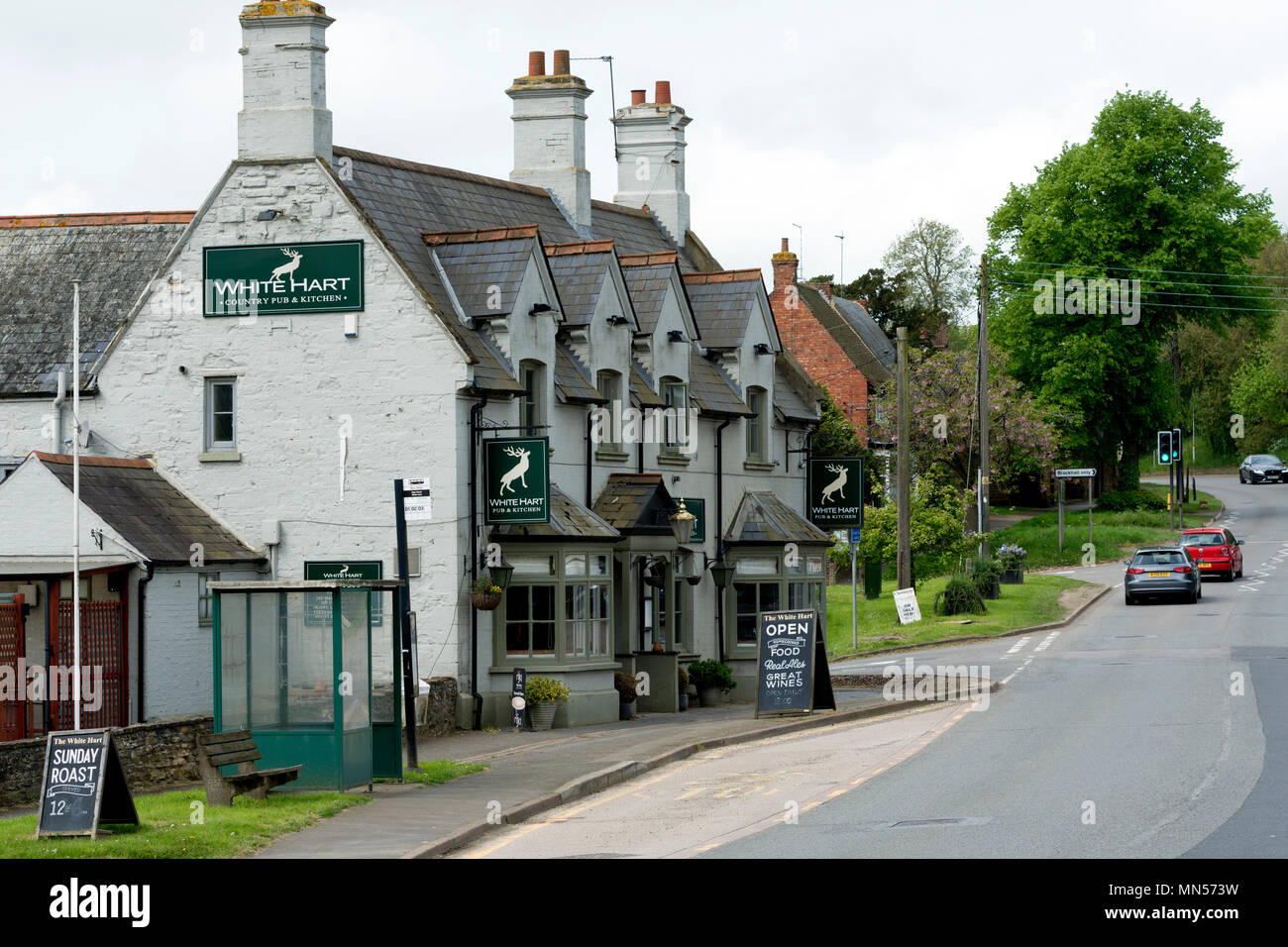 Il White Hart pub e A45 road, Flore, Northamptonshire, England, Regno Unito Foto Stock