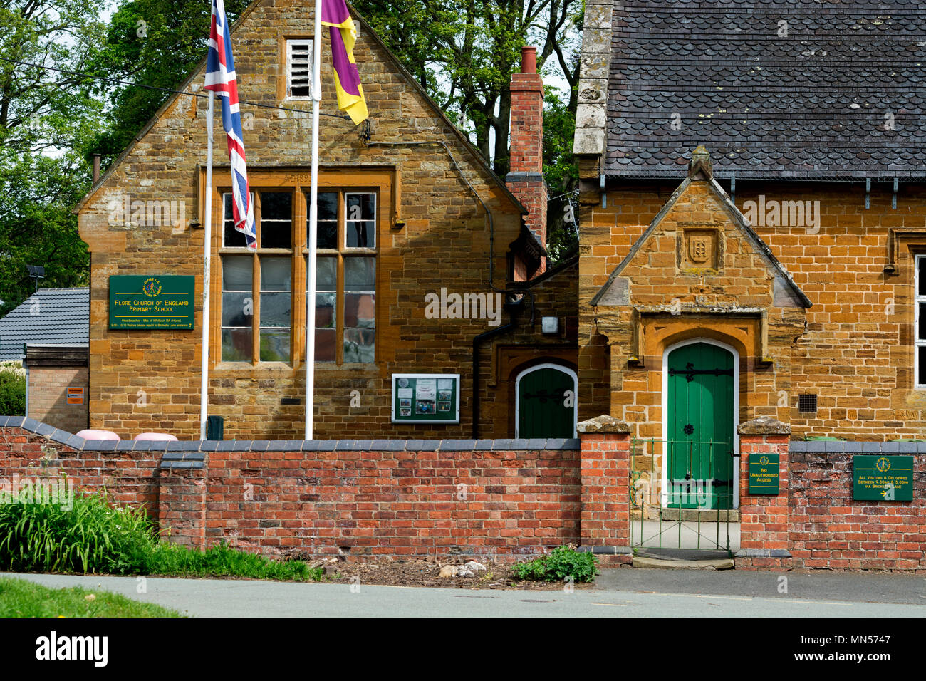 Flore chiesa di Inghilterra scuola primaria, Northamptonshire, England, Regno Unito Foto Stock