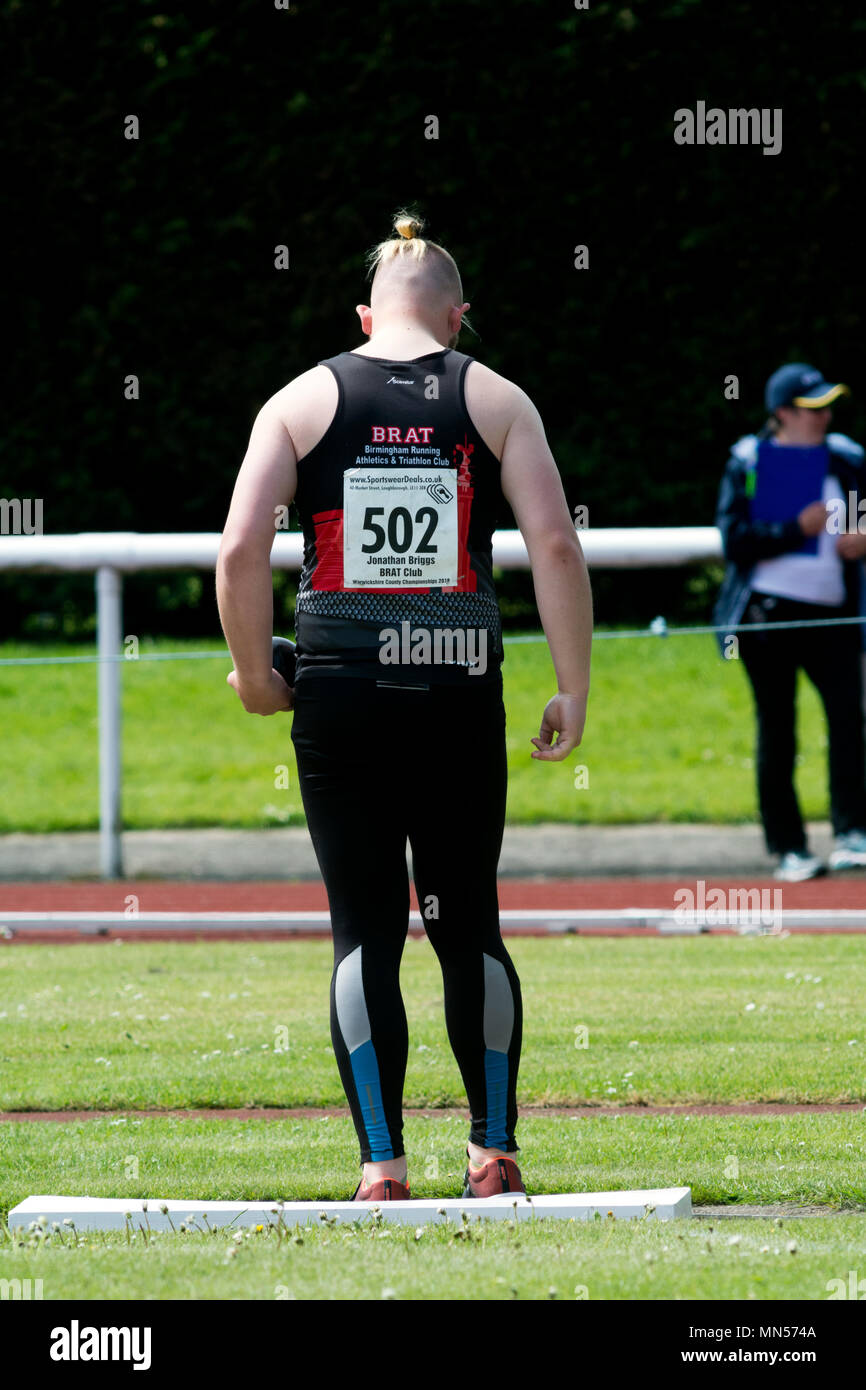 Adolescente atleta maschio nel colpo messo concorrenza, Warwickshire County campionati, Nuneaton, Regno Unito Foto Stock