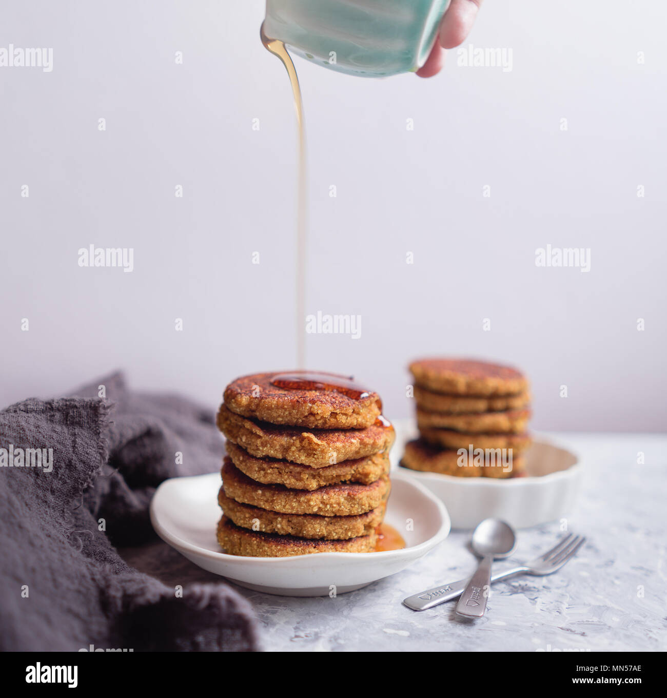 Senza glutine vegano frittelle di quinoa Foto Stock