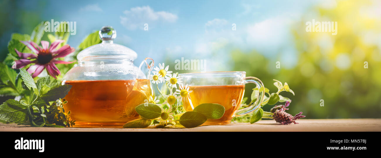 Tazza di tè e teiera sul tavolo,sfondo naturale Foto Stock