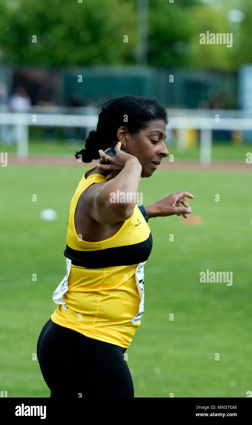 Atleta femminile nel colpo messo concorrenza, Warwickshire County atletica, Nuneaton, Regno Unito Foto Stock