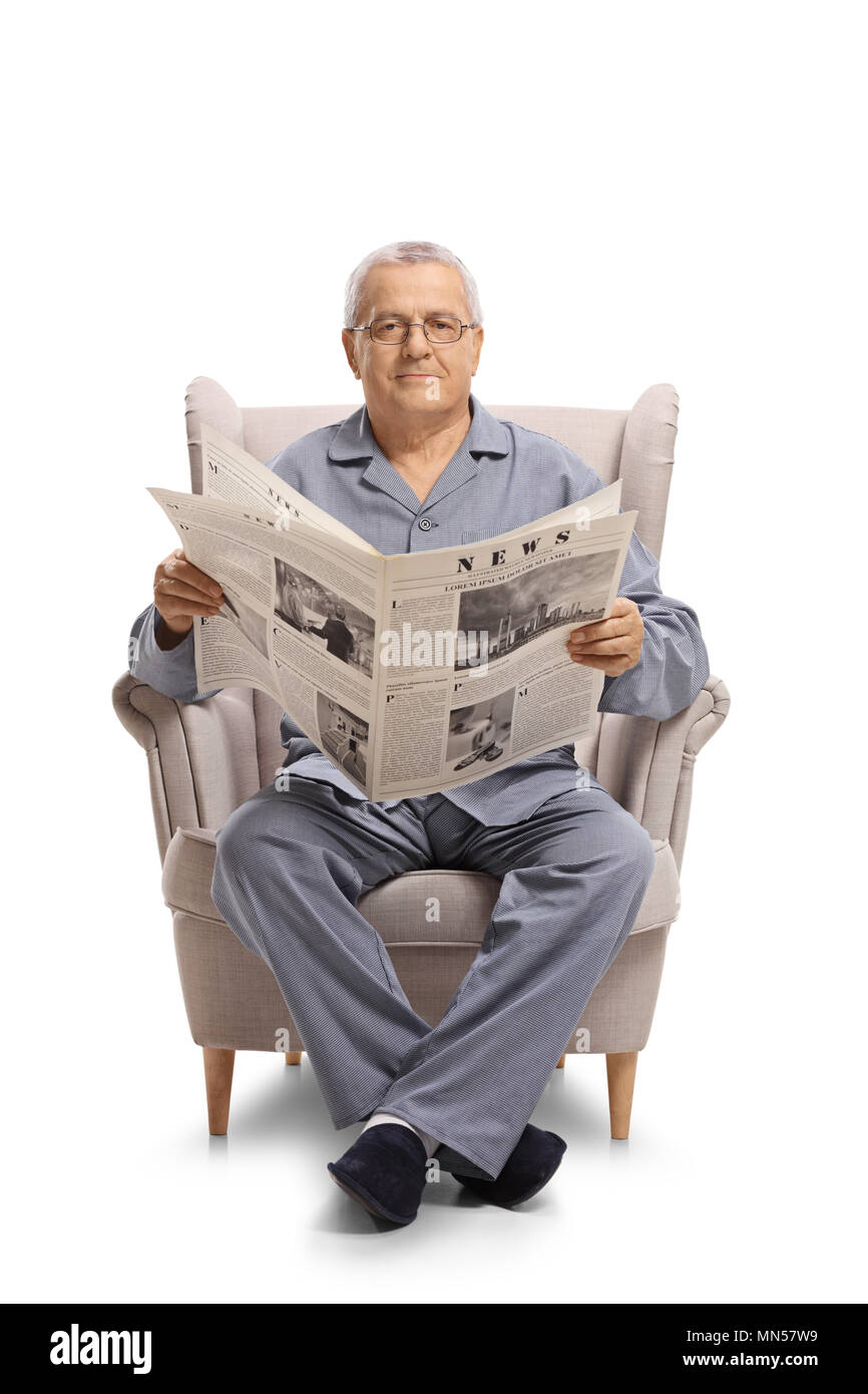 Coppia uomo seduto in poltrona tenendo un giornale e guardando la telecamera isolata su sfondo bianco Foto Stock