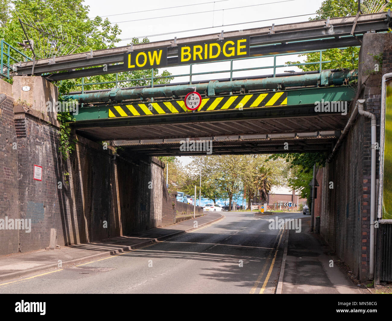 Ponte Basso avviso in Crewe Cheshire Regno Unito Foto Stock