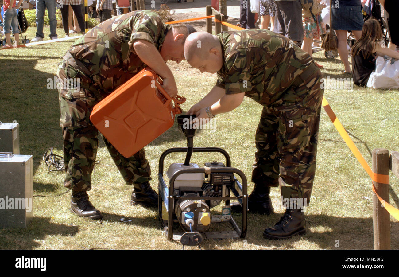 Esercito britannico il rifornimento di generatore di emergenza Foto Stock