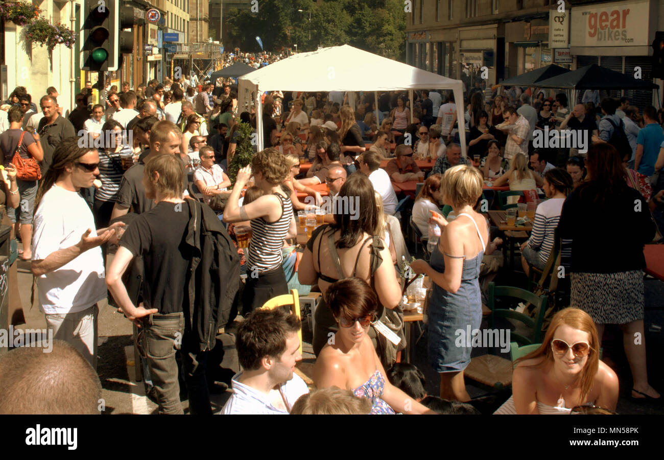 Gibson gala street west end street festival evento di festa i turisti e la gente del posto Foto Stock