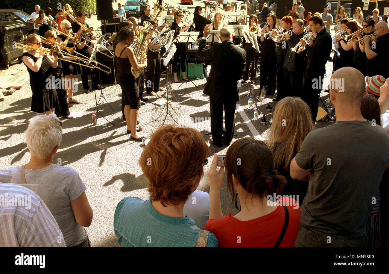 Gibson gala street west end street festival evento di festa i turisti e la gente del posto Foto Stock