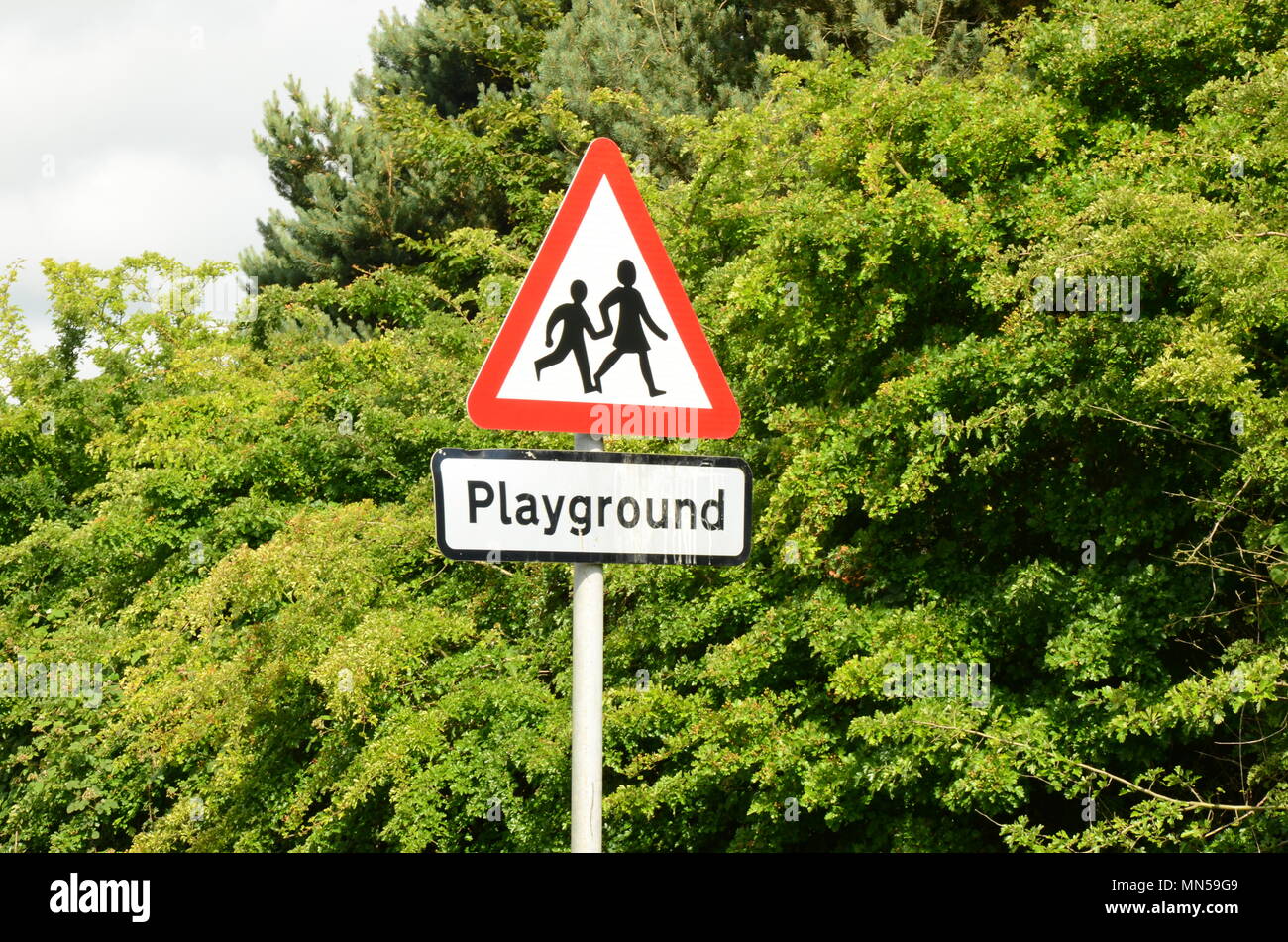 Play ground, guidare con cura, i bambini attraversando la strada Foto Stock