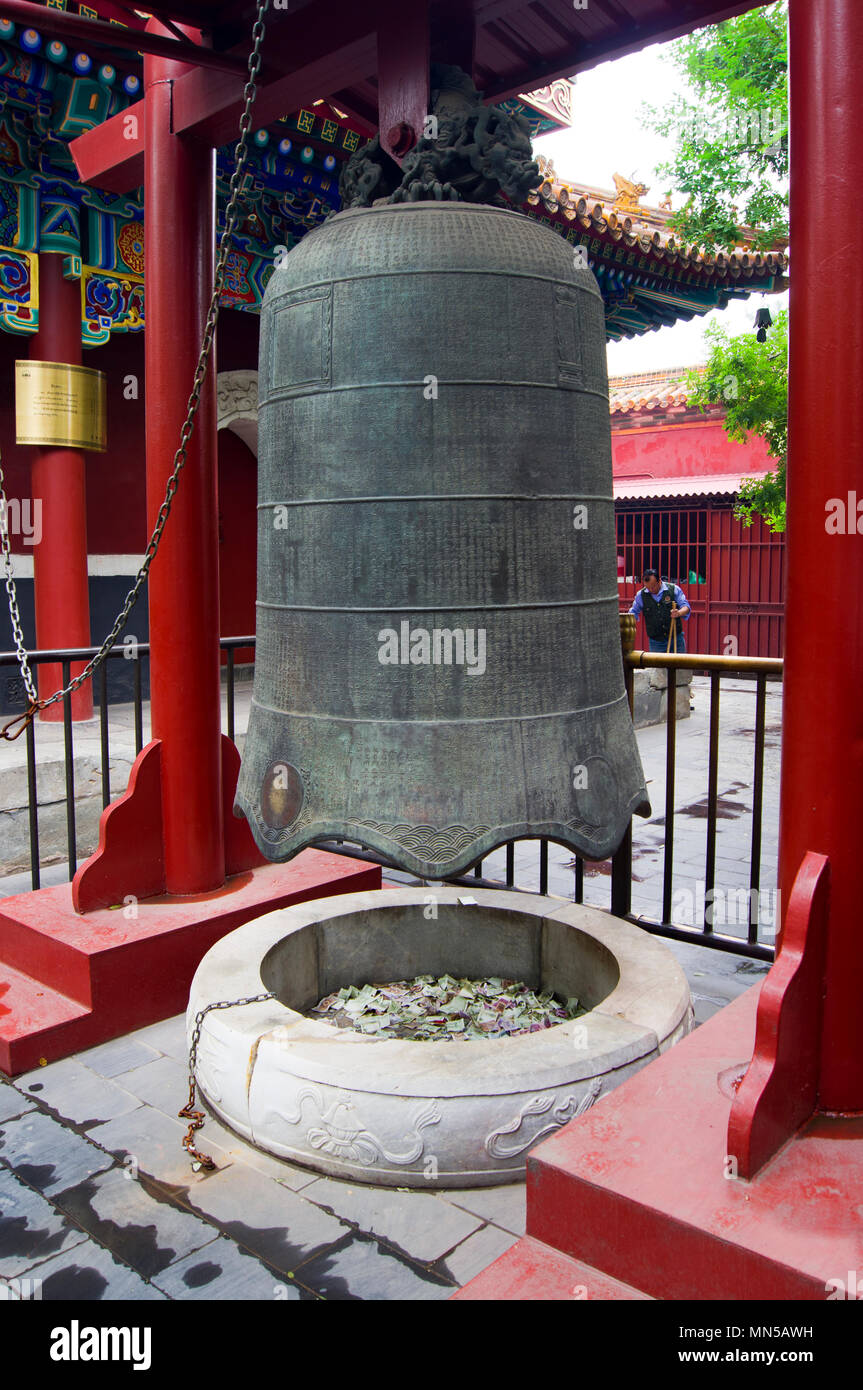 Un ornato, inscritto bell presso il centro storico di Tempio di Yonghegong a Pechino in Cina. Foto Stock