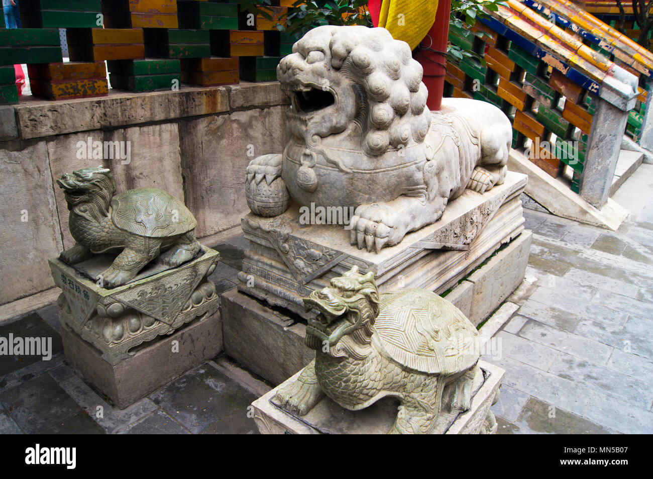 Cinese ornati di statue di animali presso il centro storico di Tempio di Yonghegong a Pechino in Cina. Foto Stock