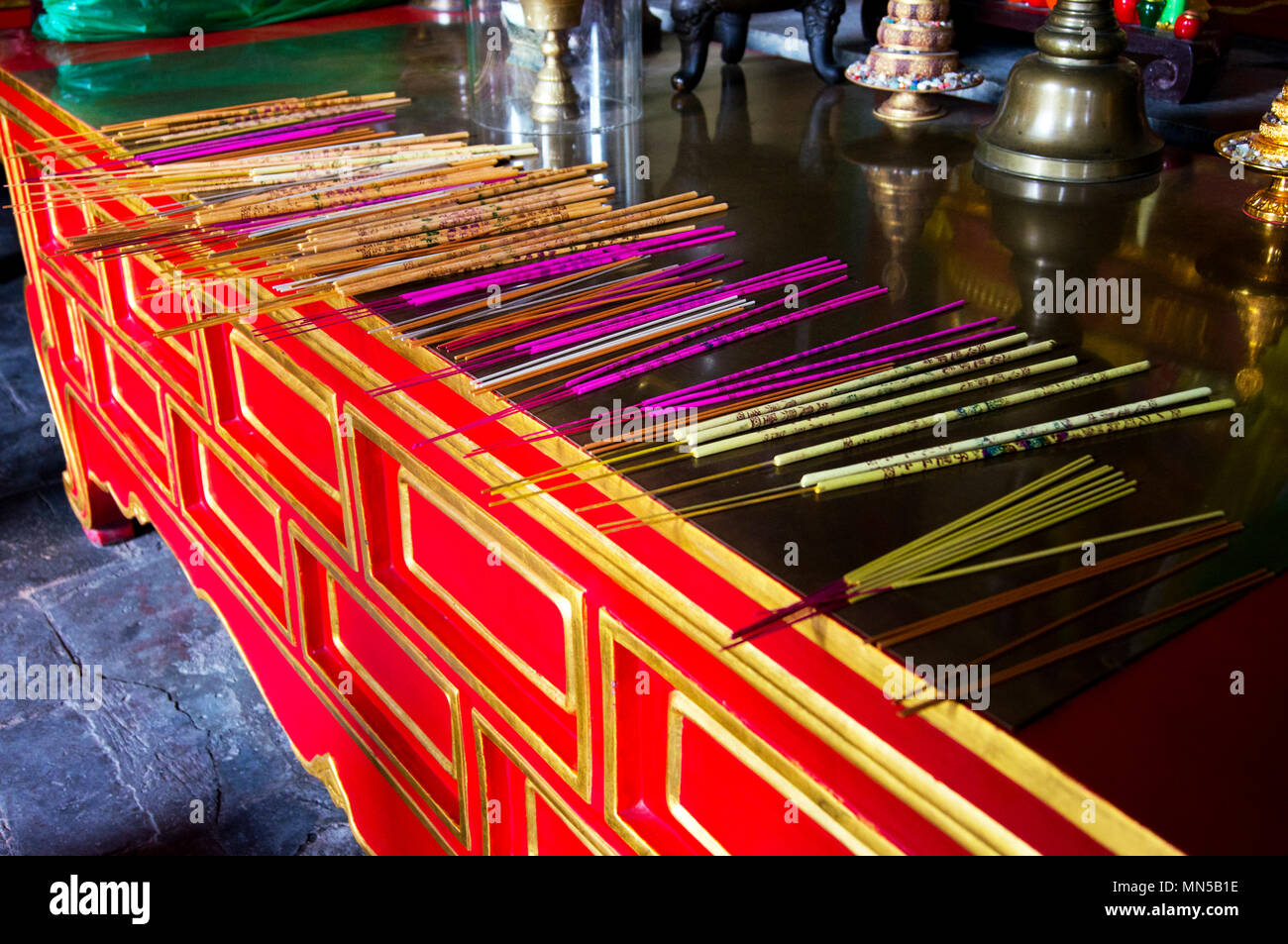 Il cinese bastoncini di incenso utilizzato come offerte nelle cerimonie religiose su una tabella rossa presso il centro storico di Tempio di Yonghegong a Pechino in Cina. Foto Stock