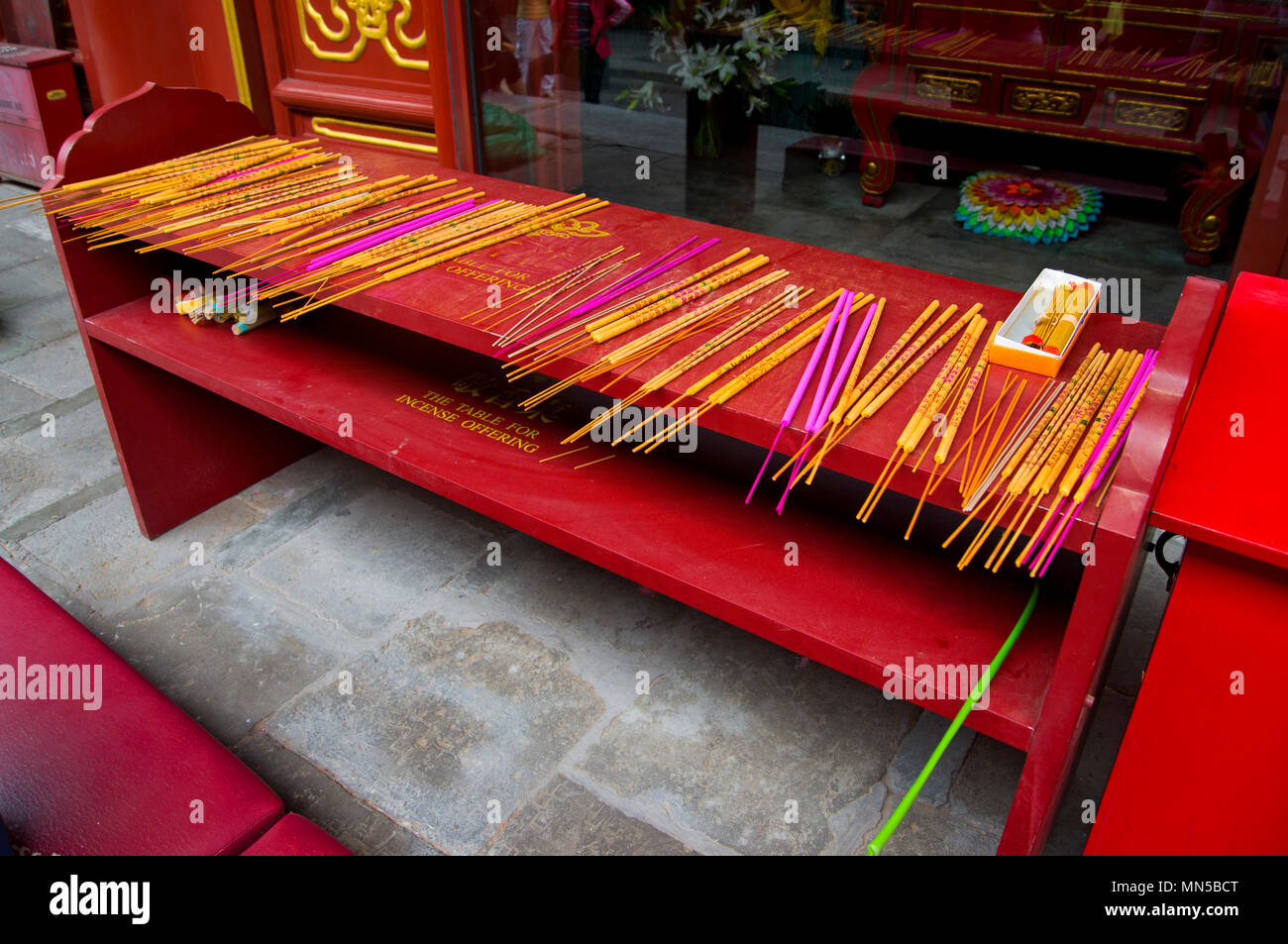 Il cinese bastoncini di incenso utilizzato come offerte nelle cerimonie religiose su una tabella rossa presso il centro storico di Tempio di Yonghegong a Pechino in Cina. Foto Stock