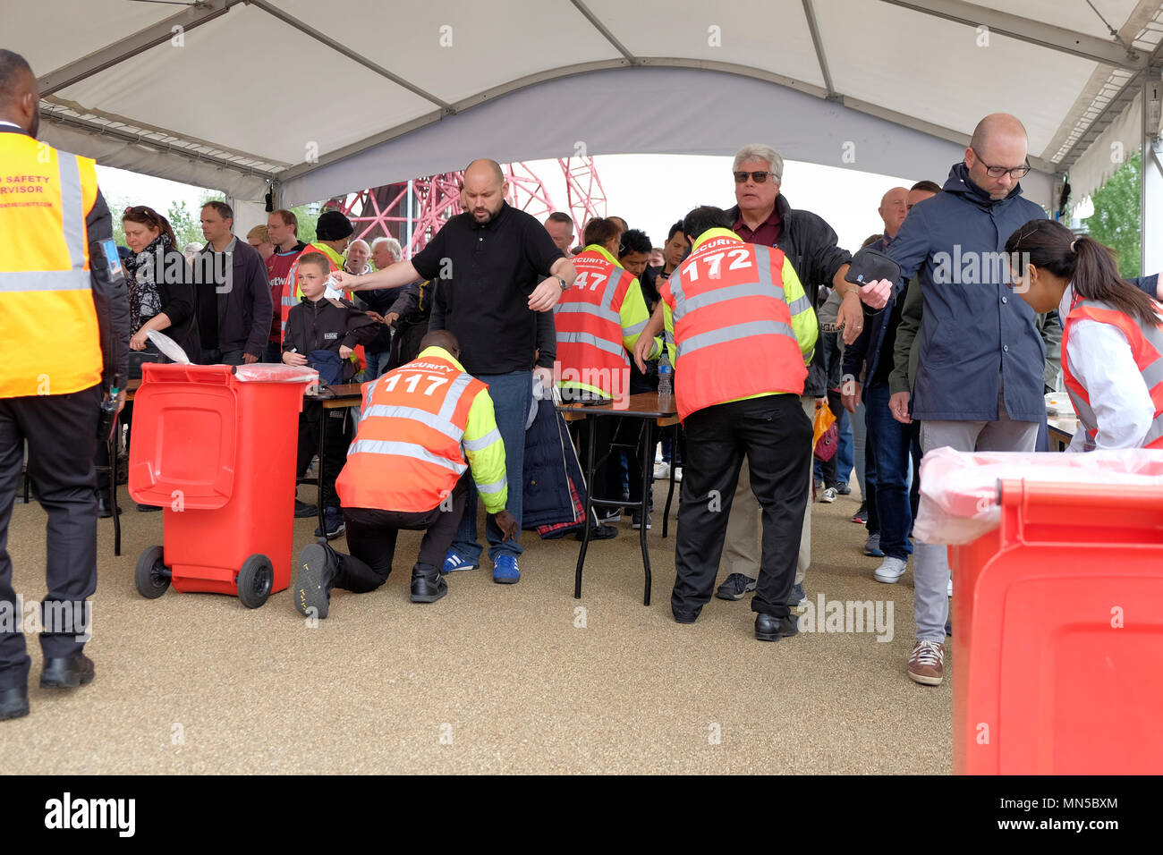 West Ham United controlli di sicurezza al london stadium, i tifosi di calcio che è cercato prima dell'entrata, Stratford, Londra, Regno Unito Foto Stock