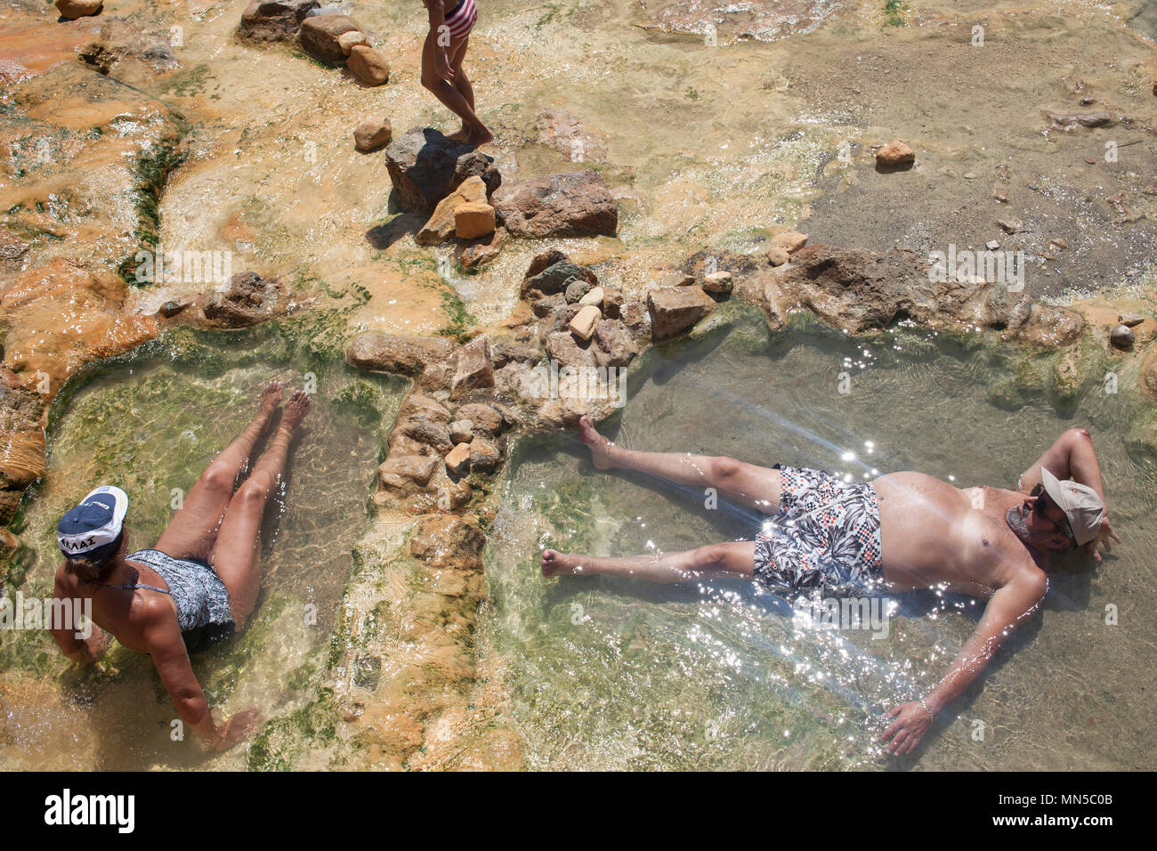 Bagnanti presso le sorgenti calde Essaouira, isola di Eubea, Grecia Foto Stock