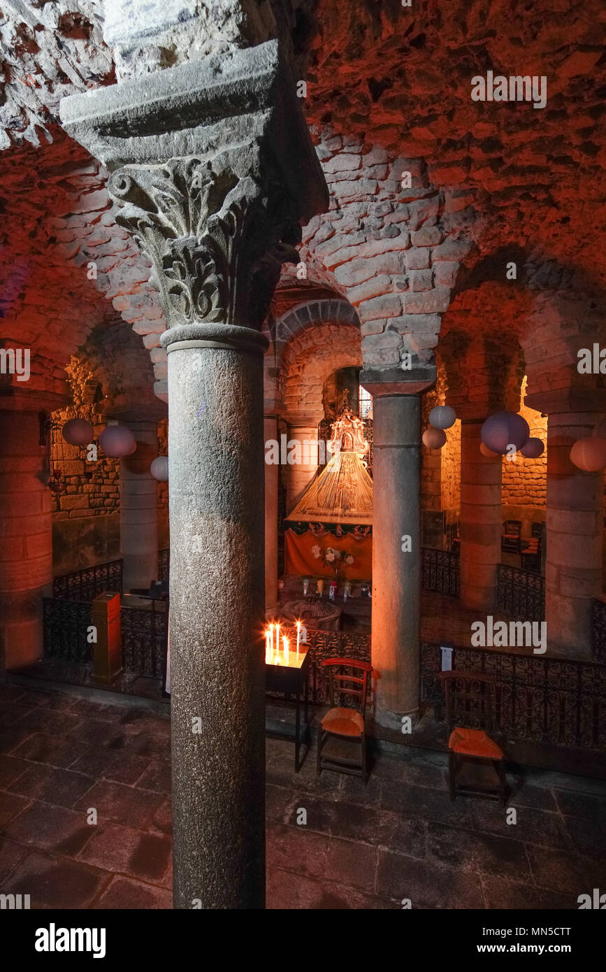 Basilica di Notre Dame du Port de Clermont-Ferrand in Auvergne-Rhône-Alpes regione, Francia. Foto Stock