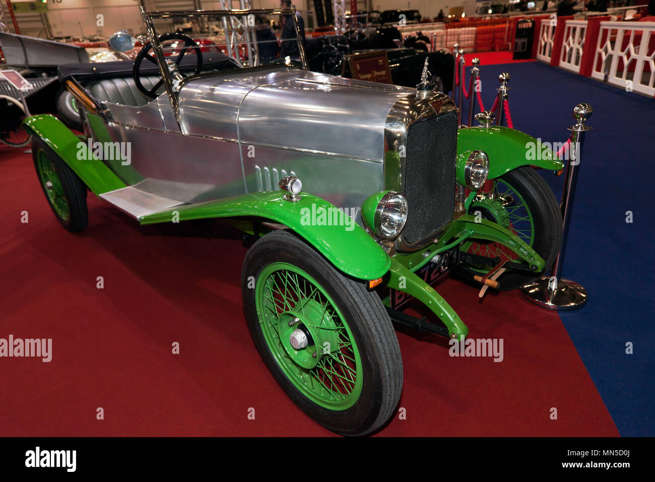 Tre quarti di vista frontale di un 1923 Alvis 12/40 anatre torna Tourer, sul display della vendemmia e stand di prestigio, al 2018 London Classic Car come Foto Stock