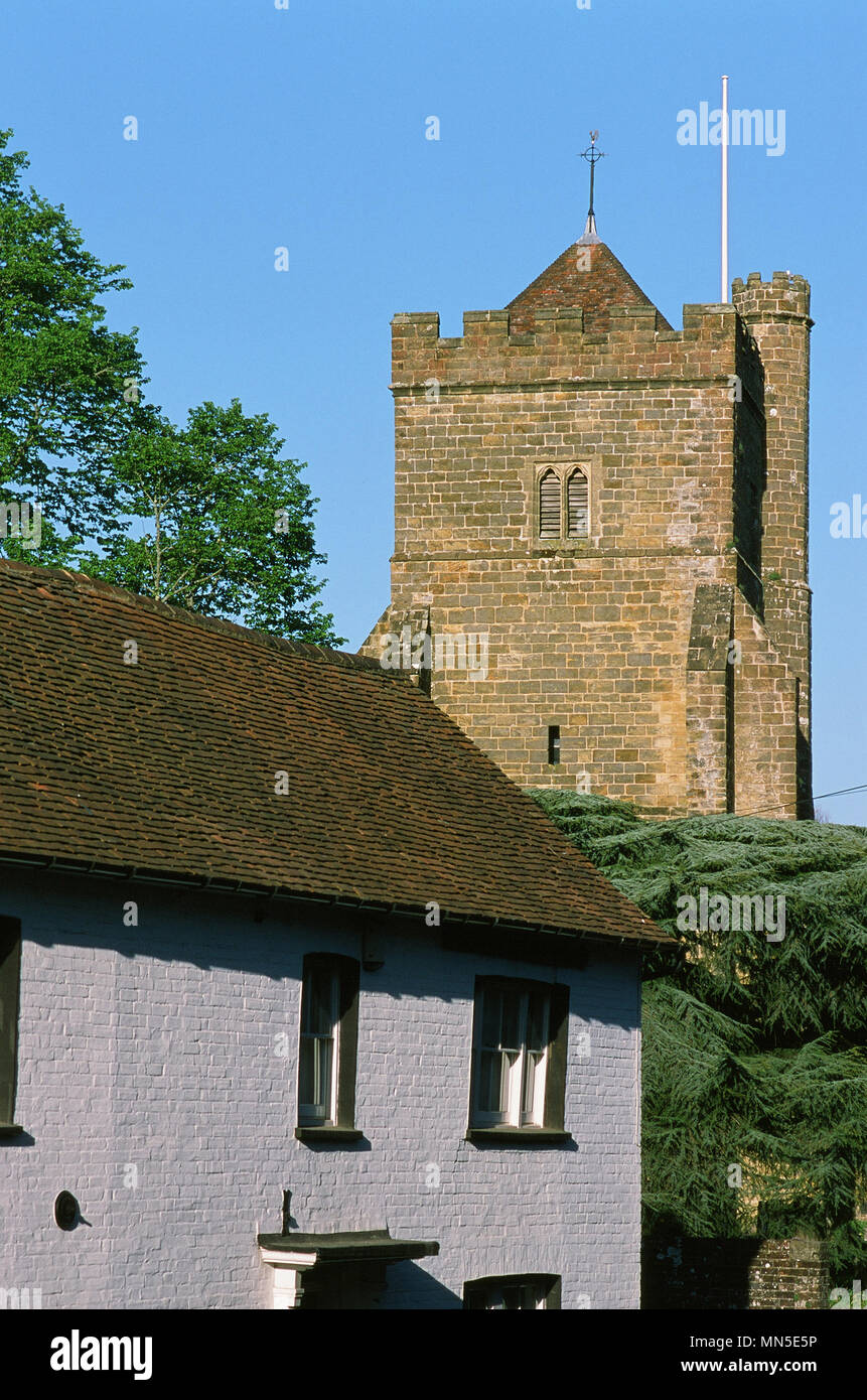 Chiesa di Santa Maria torre e cottage nella storica cittadina di battaglia, vicino a Hastings, East Sussex Foto Stock