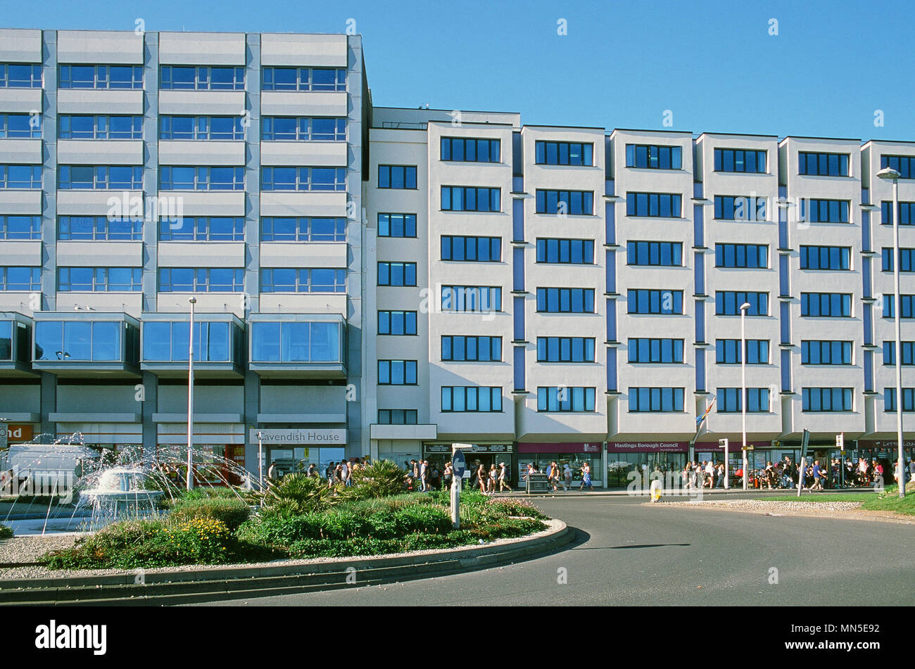 Moderni edifici per uffici a razze posto sul lungomare di Hastings, East Sussex Regno Unito Foto Stock