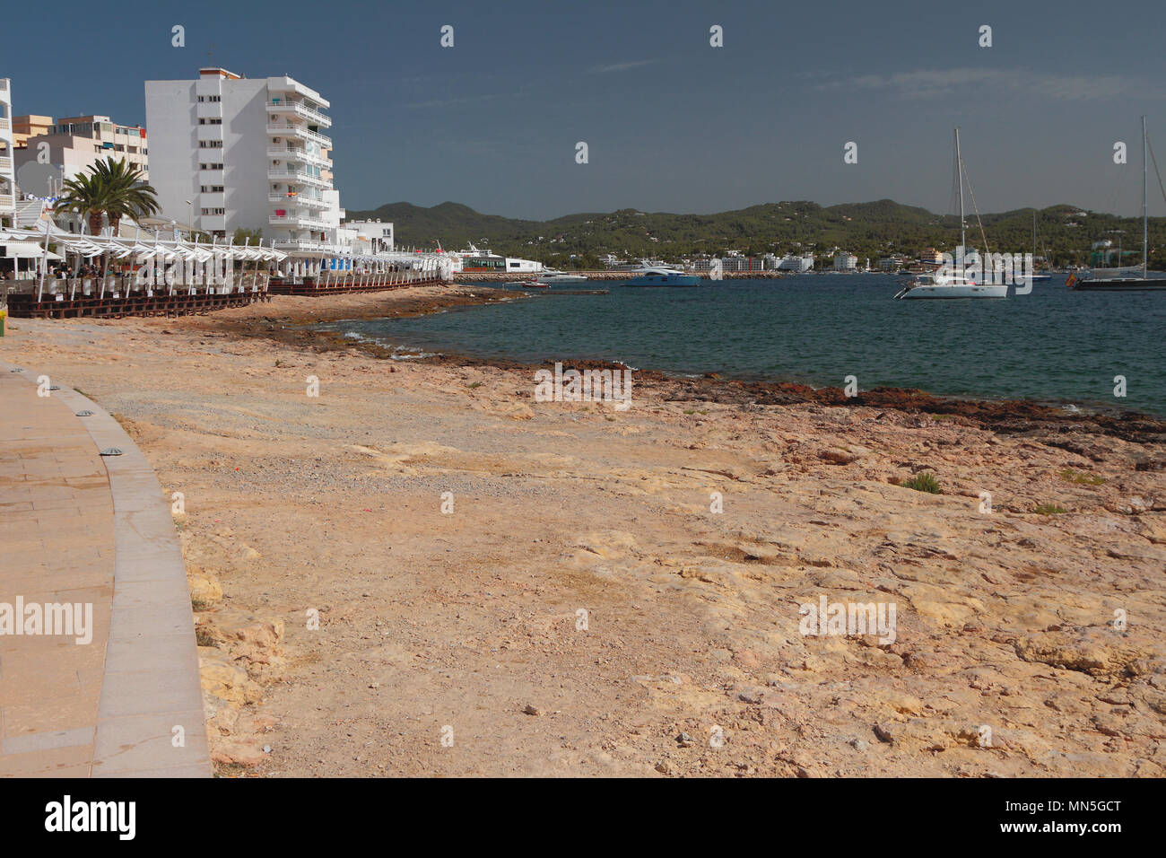 Resort sulla costa del mare. San Antonio, Ibiza, Spagna Foto Stock