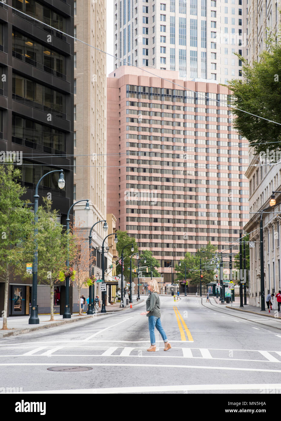 Donna attraversando la strada downtown Atlanta, Georgia. Foto Stock