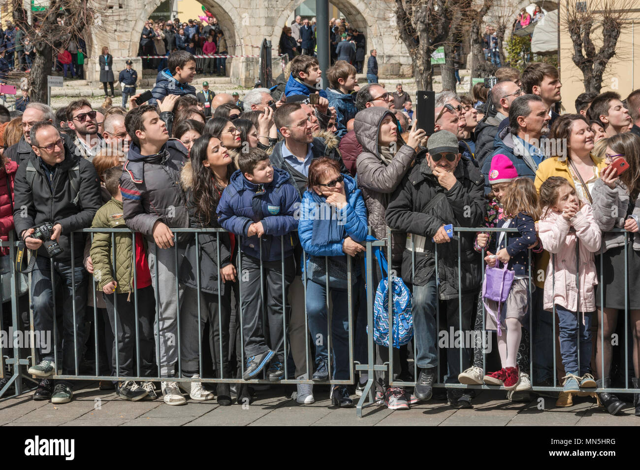 A curiosi Madonna che scappa celebrazione la Domenica di Pasqua a Piazza Garibaldi a Sulmona, Abruzzo, Italia Foto Stock