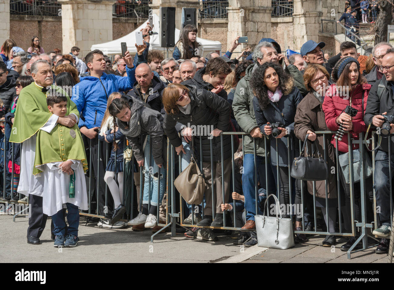 A curiosi Madonna che scappa celebrazione la Domenica di Pasqua a Piazza Garibaldi a Sulmona, Abruzzo, Italia Foto Stock