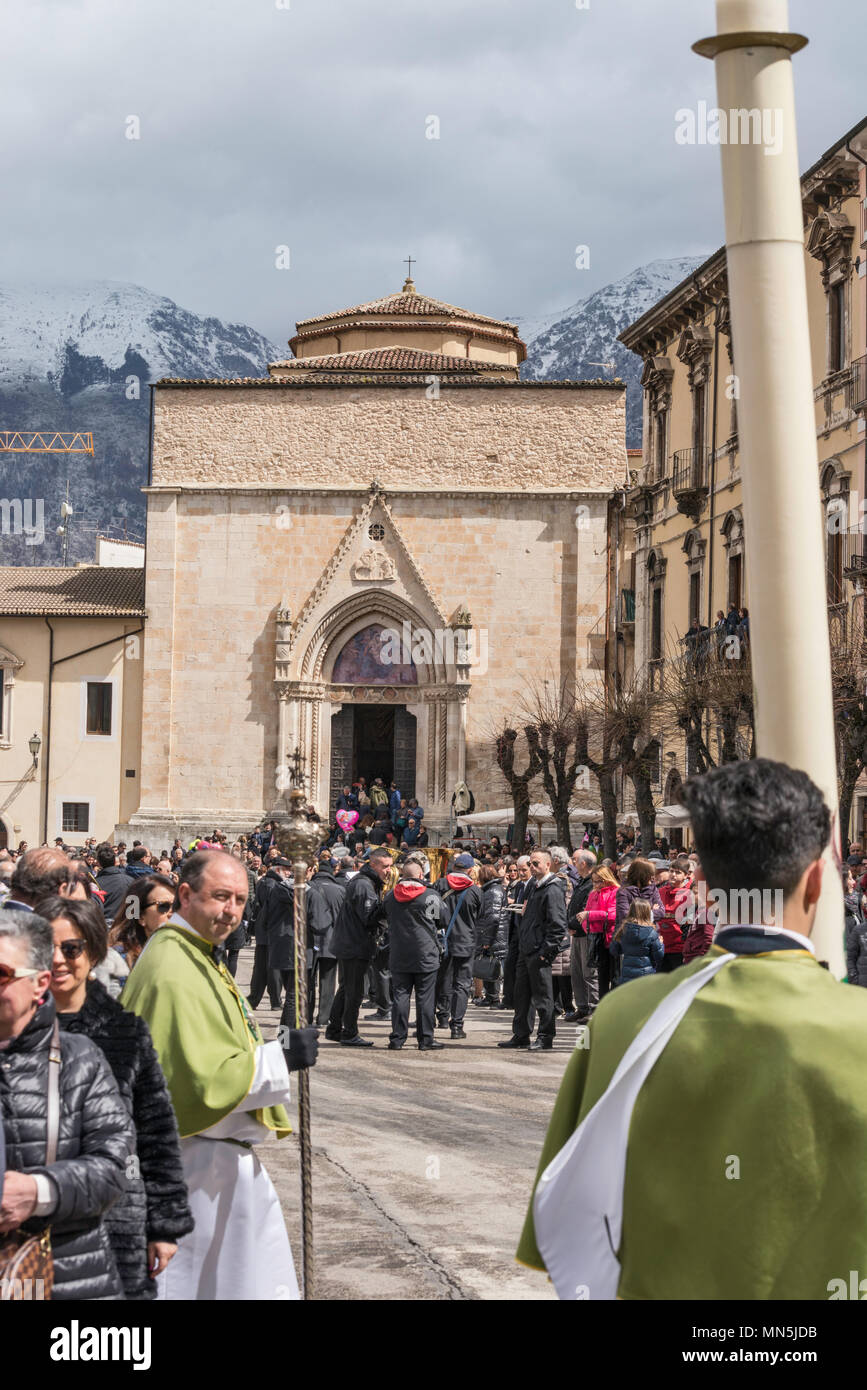 San Filippo Neri chiesa durante la Madonna che scappa celebrazione la Domenica di Pasqua a Piazza Garibaldi a Sulmona, Abruzzo, Italia Foto Stock