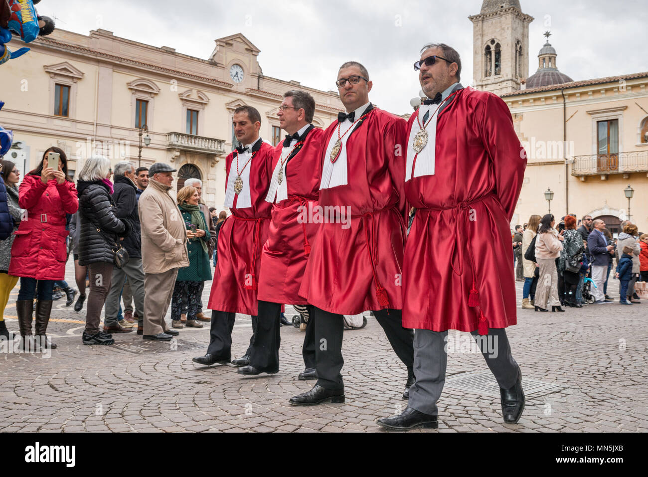 I membri della Confraternita della SS. Trinita, indossano tuniche rosso, alla Madonna che scappa processione nella Domenica di Pasqua a Sulmona, Abruzzo, Italia Foto Stock
