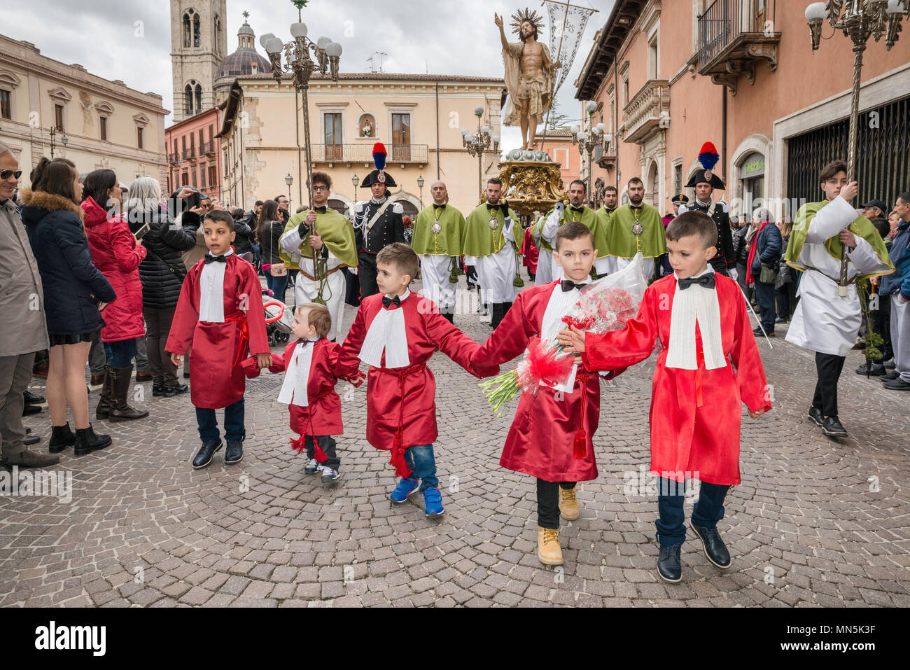 I ragazzi, i membri della Confraternita della SS. Trinita, indossano tuniche rosso, alla Madonna che scappa processione nella Domenica di Pasqua a Sulmona, Abruzzo, Italia Foto Stock