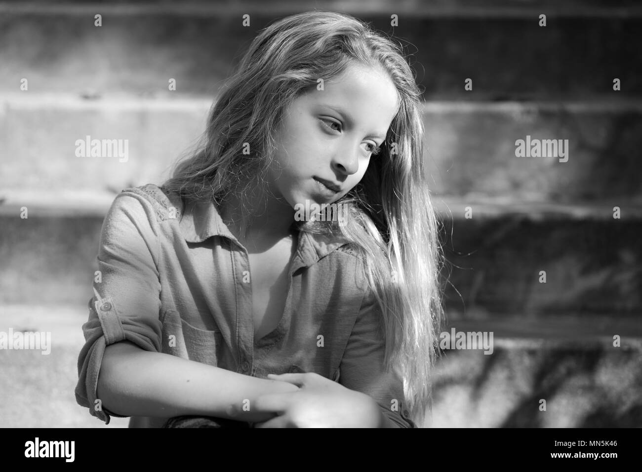 Immagini Stock - Ritratto Di Una Bambina Di Dieci Anni. Età 10 Anni. Studio  Fotografia Su Uno Sfondo Grigio Chiaro.. Image 48337262
