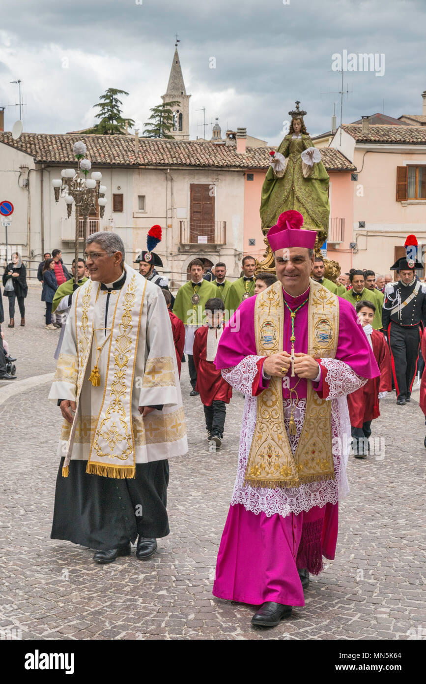 Il vescovo Michele Fusco, alla Madonna che scappa processione nella Domenica di Pasqua a Sulmona, Abruzzo, Italia Foto Stock