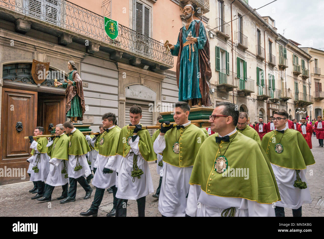 Confraternita membri, portando le figure dei santi, alla Madonna che scappa processione nella Domenica di Pasqua a Sulmona, Abruzzo, Italia Foto Stock