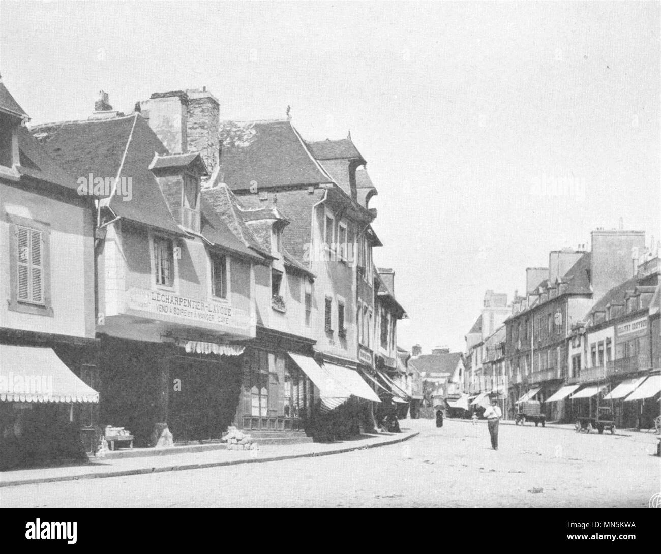 ILLE-ET-VILAINE. La Grande- Rue. À Dol. Piccola. 1902 antica immagine di stampa Foto Stock