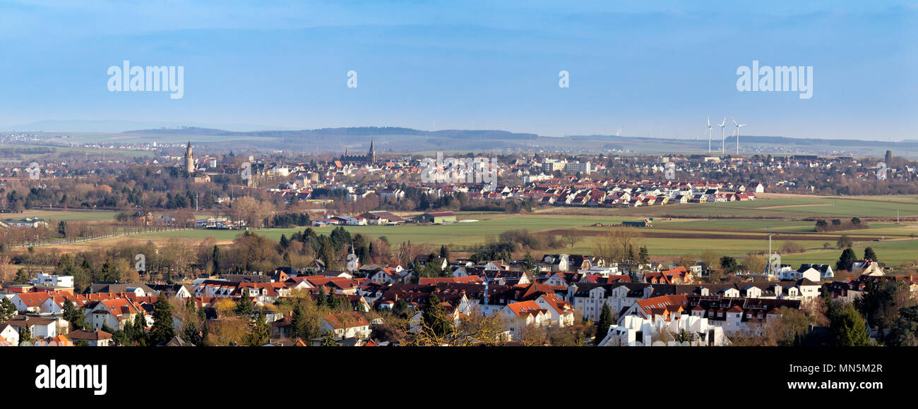 Vista da Bad Nauheim verso Friedberg in Wetterau, Hesse, Germania. Foto Stock