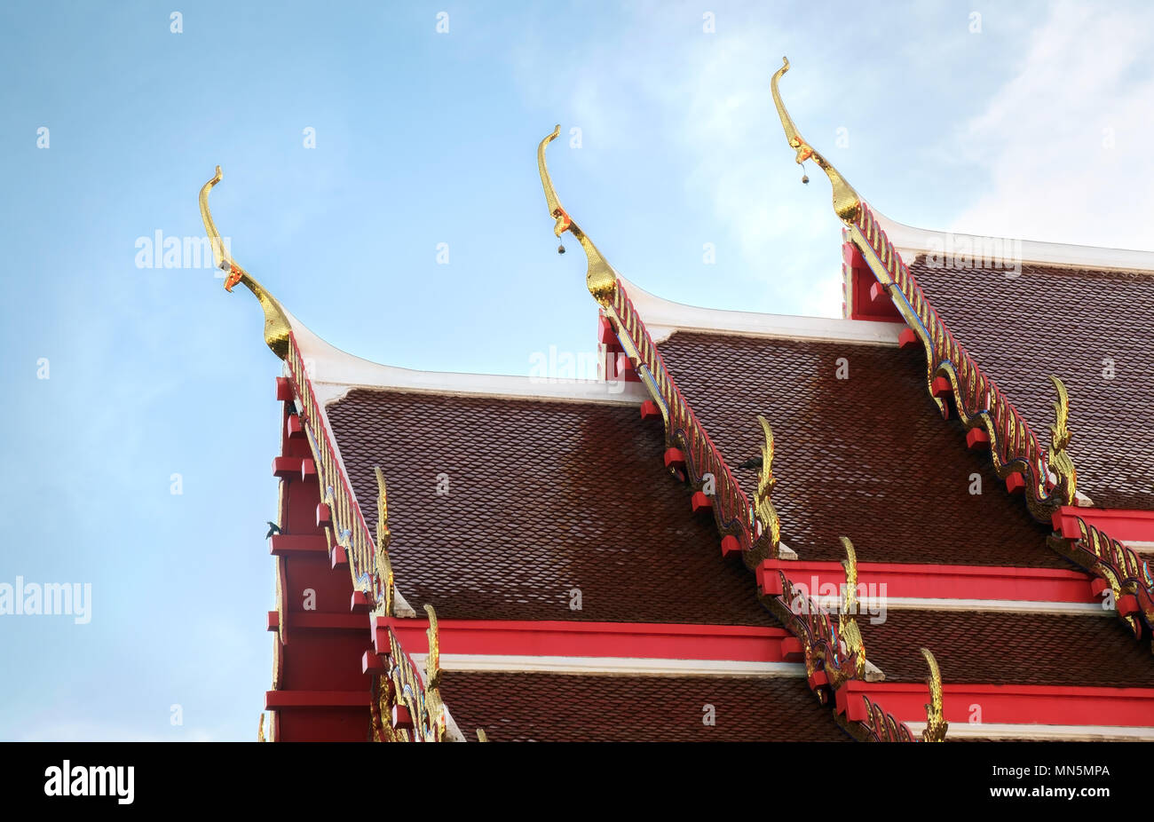 Gable apex sul tetto del tempio thailandese. Foto Stock